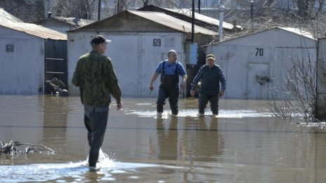 След големите наводнения в Русия: Водата се оттича, радиацията - не?