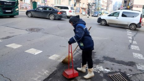 Заплатите на банкови служители колкото на чистачки и продавачки