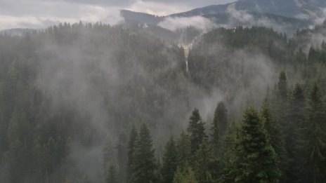 В планините е облачно, мъгливо, тихо, вали