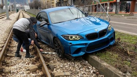 Поредно BMW и пореден дрифт на бул. България завърши с кола върху релсите