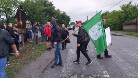 Протестиращи затвориха част от международен път край Гълъбово