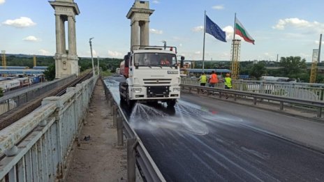 Почват да кърпят Дунав мост, променят движението