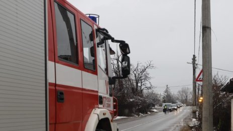 Цистерна се обърна и пламна на път Е 79