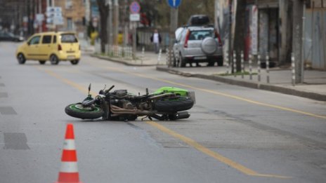 Мотор и такси се удариха край Горна Оряховица