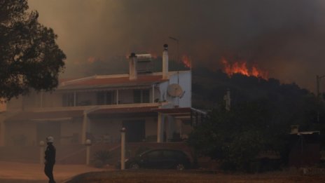 Горски пожар край Атина, силни ветрове разпалват огъня