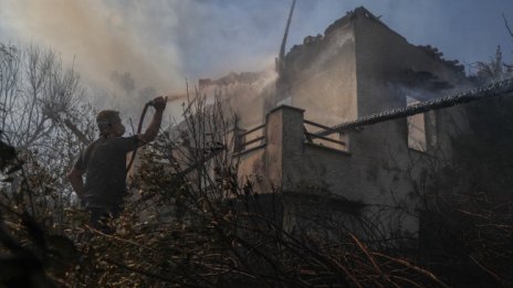 Десетки пожари в Гърция, изгоряха и къщи