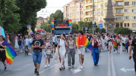 Военните престъпления са зло, дори в цветовете на дъгата