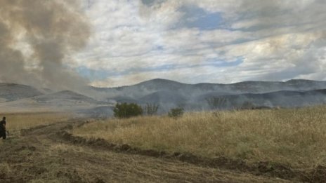 15 пожарникари гасят пожар в Бургас