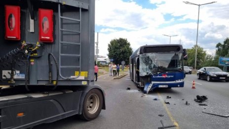 ТИР удари автобус в Бургас, двама са ранени