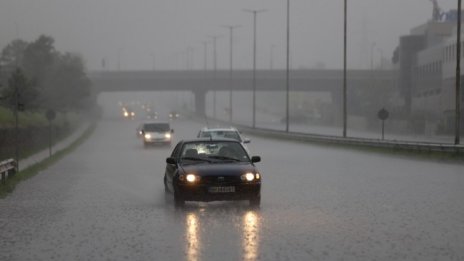 Времето днес: Валежи, гърмежи, на места и градушки