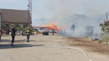 Огромен пожар на гара Кочериново, причини го бързият влак 