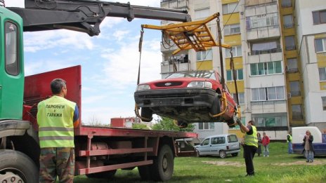 Майка и син избиха зъбите на шофьор на "паяк"