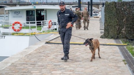 Полицейско куче и служител на ГДБОП вече следят за безопасността в Париж