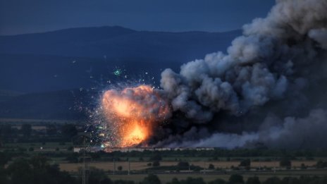 Издирват сина на собственика във взривените складове