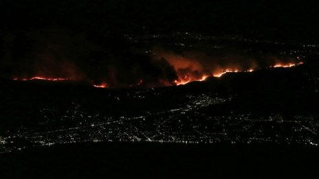 Пожар край Атина е извън контрол, евакуират жители и туристи