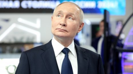 Путин беше посрещнат с почетен караул в Азербайджан