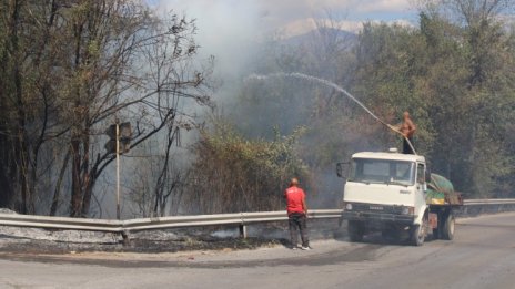 Пожарът в Рила не спира трети ден, ще чакат хеликоптер