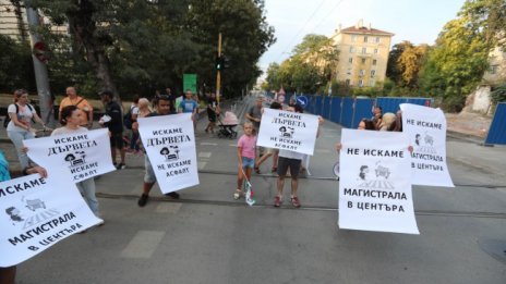 Протест срещу ремонта и изсичането на дървета по ул. "Опълченска" 