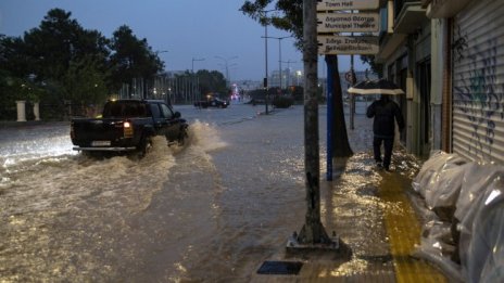 Пътища под вода, продължава лошото време в Гърция