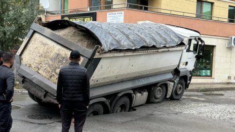 Улица в "Редута" пропадна, в дупката е попаднал камион 