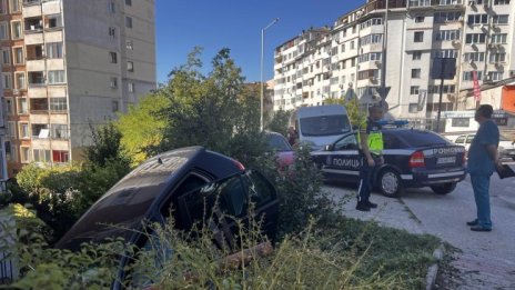 Шофьор летя без спирачки по стръмна улица в Търново и финишира до блок 