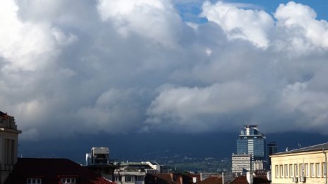 Облачно време в сряда, на места ще превали