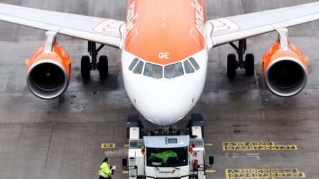 EasyJet призна: Пътник се качи на техен самолет без билет, не знаят как 