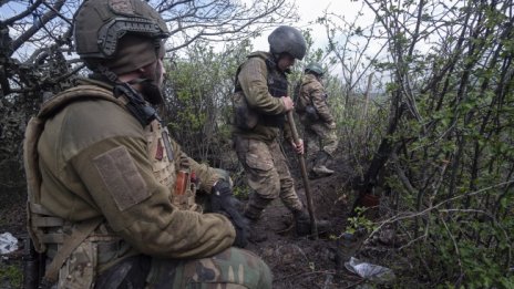 Разочаровани, забравени, вече и бягащи... Украинските войници изнемогват