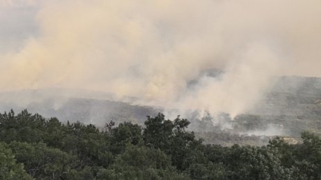 Пожар пламна между две петрички села