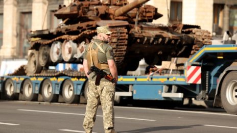 Украински военни нахлуха в ресторанти и барове, търсейки мъже за военна служба