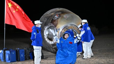 Тайконавти от Китай се завърнаха след шестмесечна мисия