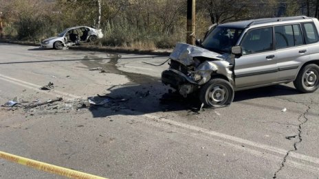 Младежи в болница след удар между две коли