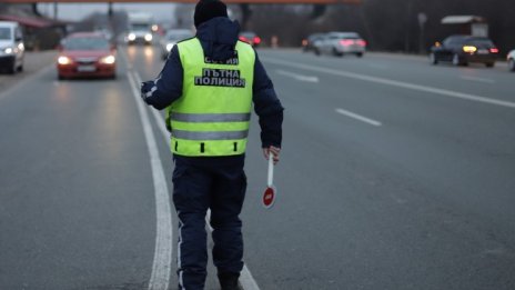 79-годишен блъсна пресичащ неправилно пенсионер и избяга