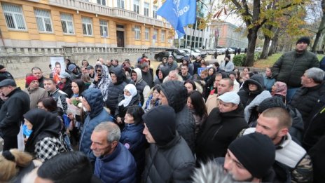 Симпатизанти на "ДПС-Ново начало" пак на протест пред парламента