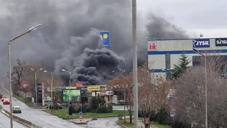 Огромен пожар пламна в Бургас 