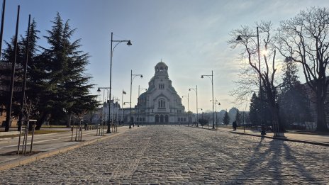 Днес ще е ветровито и облачно, но топло 