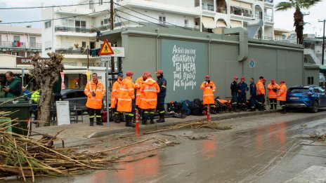 Бурята "Бора" наводни пътища, затвори училища в Гърция 