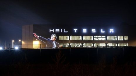 Heil Tesla: Германци протестираха срещу Мъск