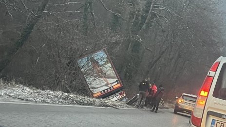 ТИР падна в река Места край Разлог