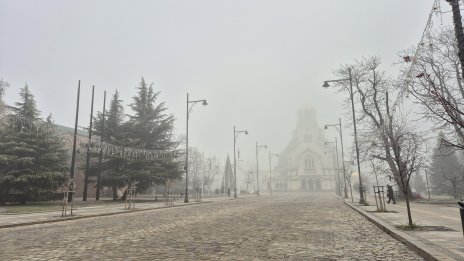 Студен въздух нахлува в събота, на места валежите ще преминават в сняг