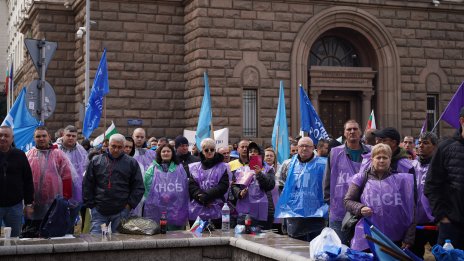 Миньори на протест под прозорците на властта заради данък