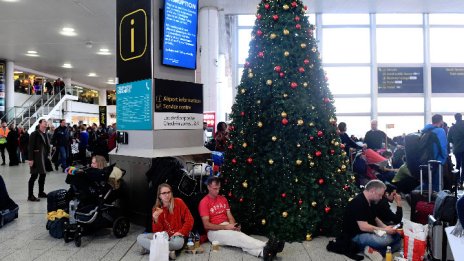 Снегът отмени много полети в Западна Европа