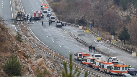 Съдът в Перник: И АПИ има вина за катастрофата с македонския автобус 