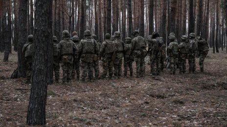 Китайски изтребители J-16 и руски Су-35 съвместно ескортират патрулен бомбардировач