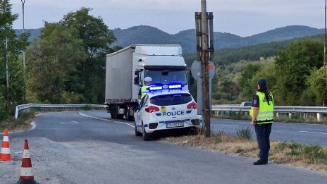 Млад шофьор предизвика катастрофа, двама са ранени