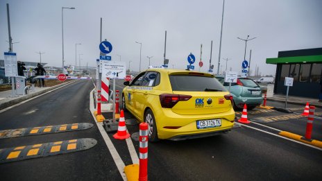 В кадър: Таксиметрови шофьори блокираха Терминал 2 на летище София