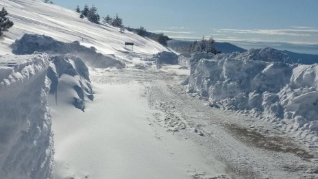 Разчистването на триметровите преспи в Троянския проход продължава