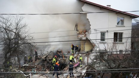 След взрива в Банкя: Двама души остават в неизвестност, къщата близнак е опасна