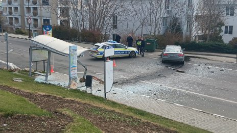 Кола се вряза в автобусна спирка в Свети влас, няма пострадали