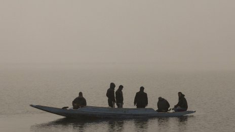 Най-малко двама мигранти са загинали при корабокрушение